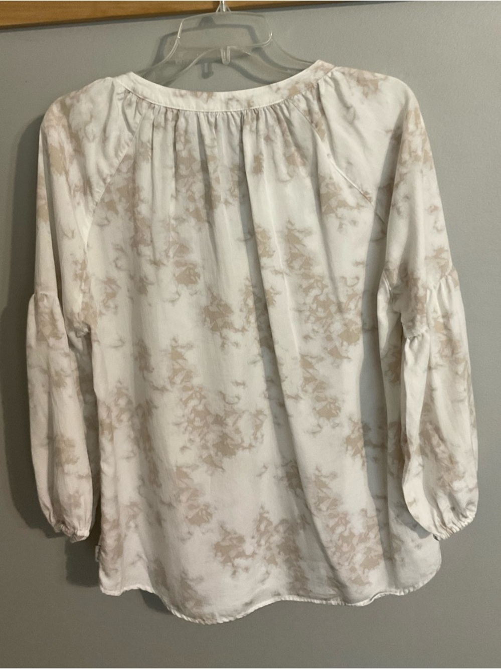 Eddie Bauer White & Beige Smoky/Cloud Print V-Neck Peasant Top Medium - Picture 2 of 7